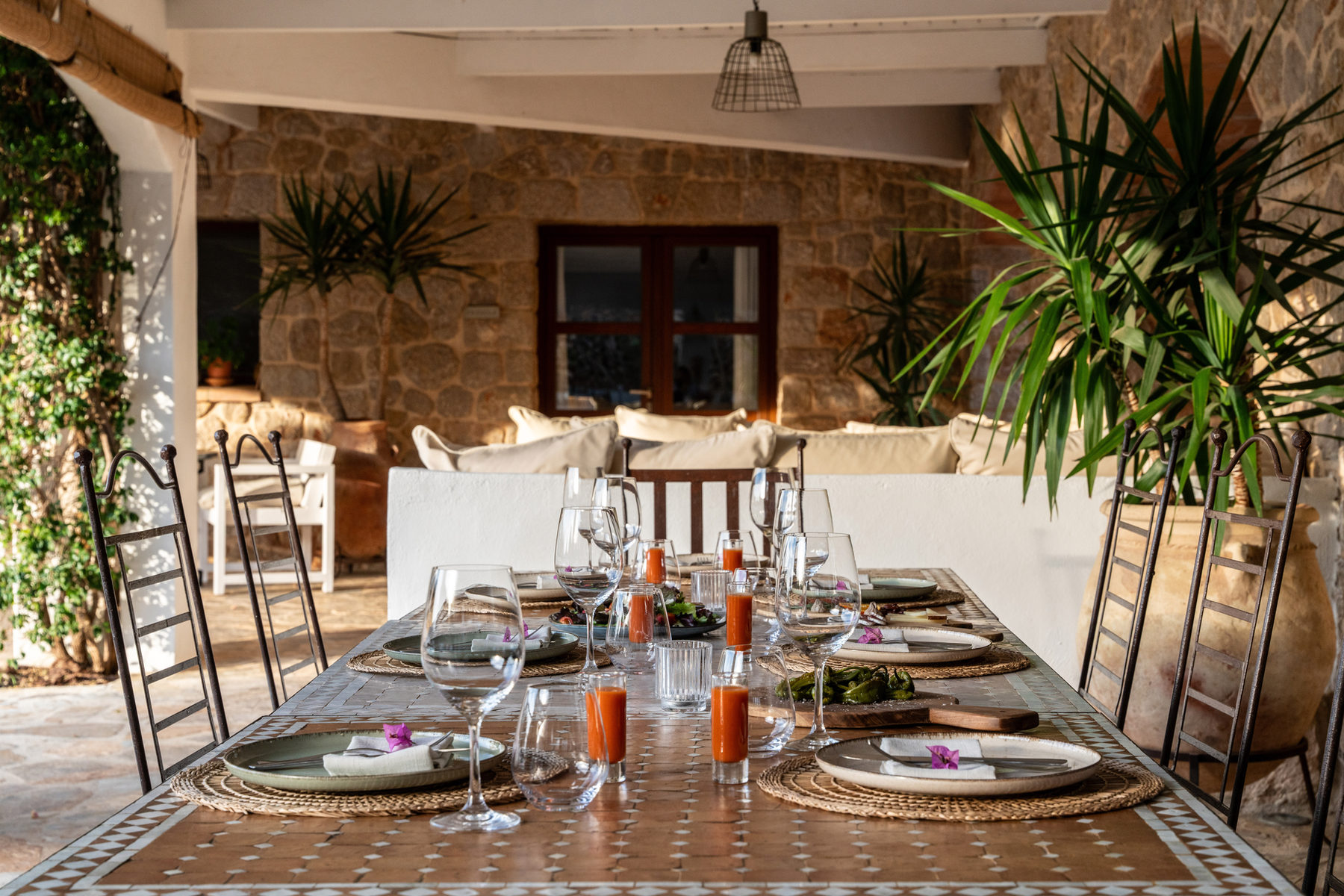 Group dinner on the terrace at Cuatre Finques under a pergola